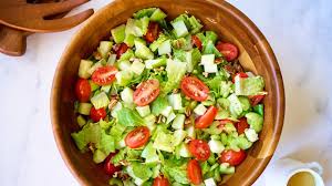 bowl de ensalada fresca con hojas verdes
