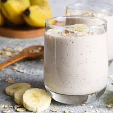 vaso de batido energético con frutos rojos