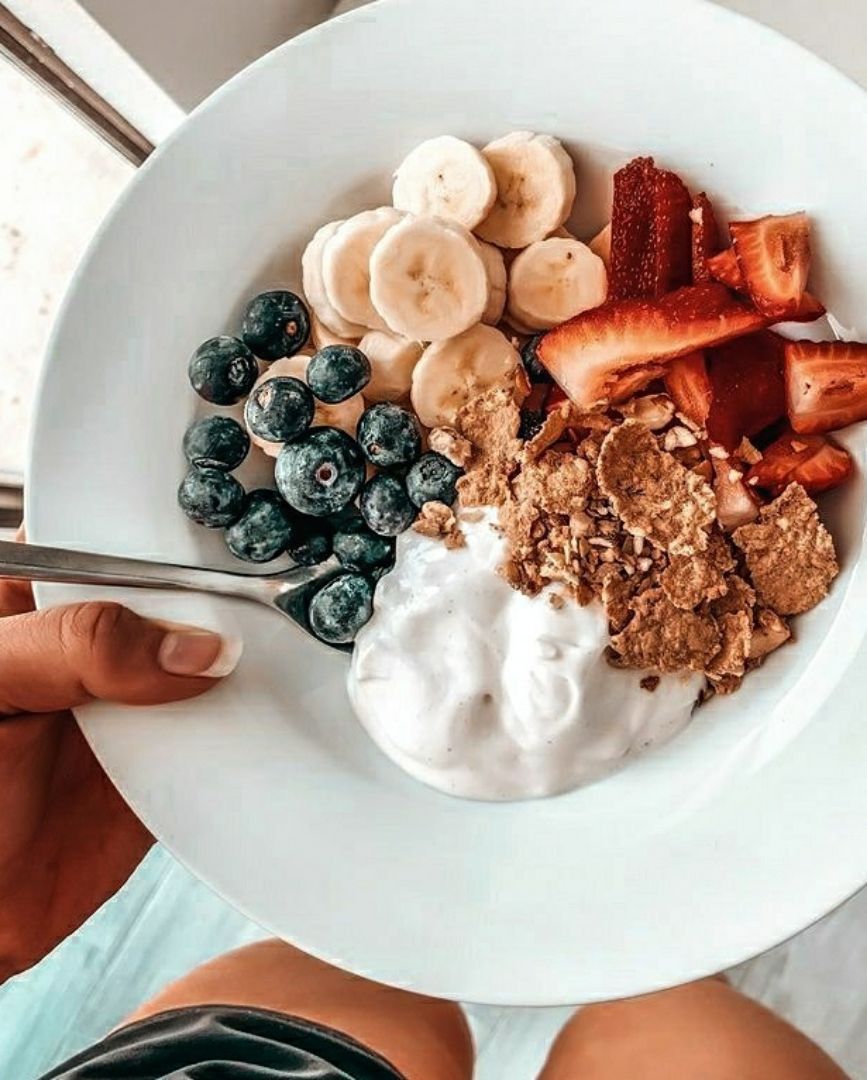 Yogur con granola y frutas